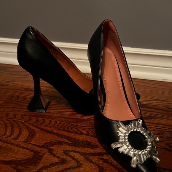 Black high heals with brooch embellishment - Picture 6 of 6